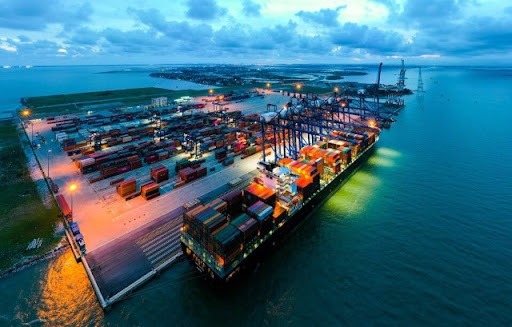 Omicron lây lan nhanh trên các tàu container, gây khó thêm cho vận tải biển
